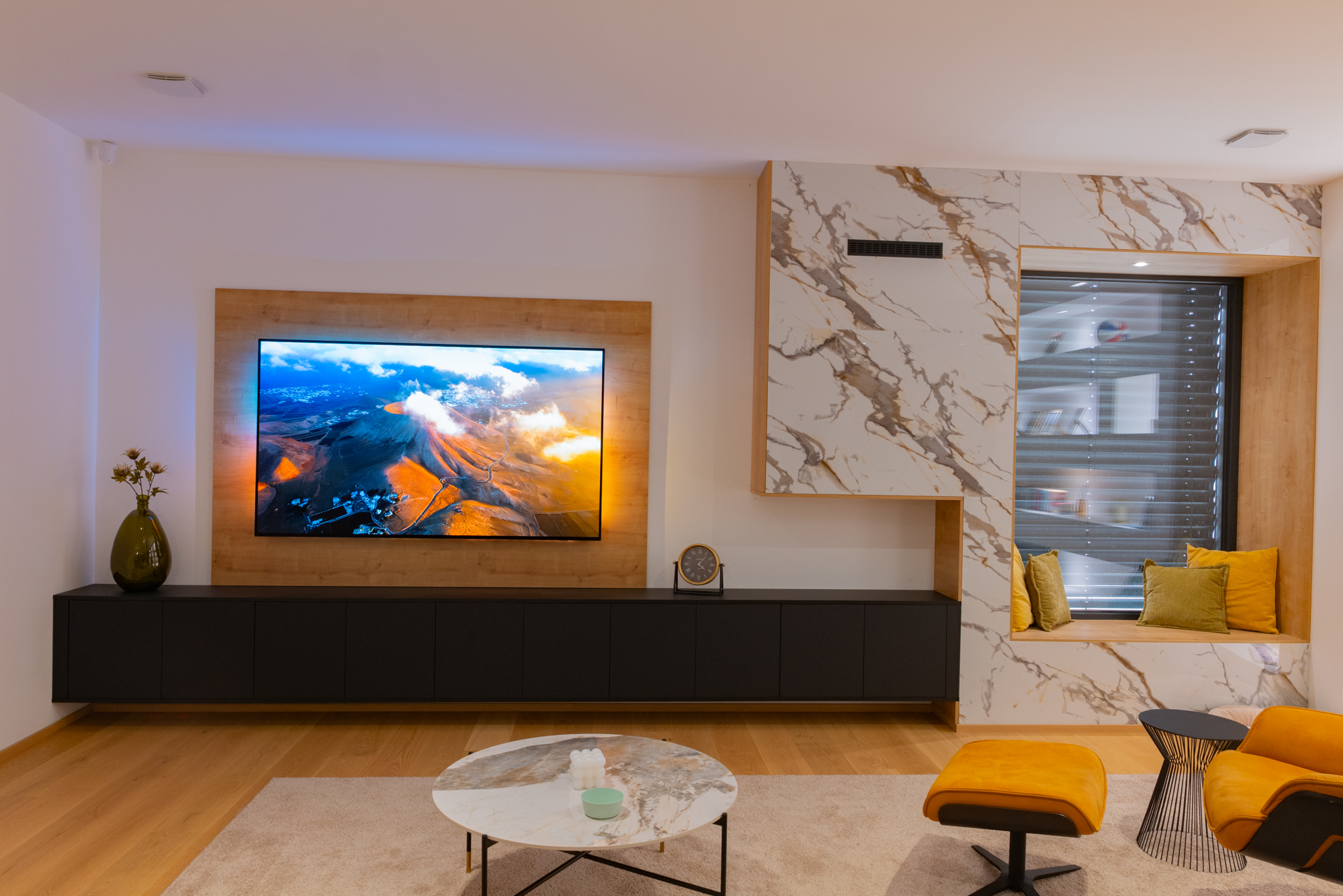 Elegantna dnevna soba z unikatnimi detajli