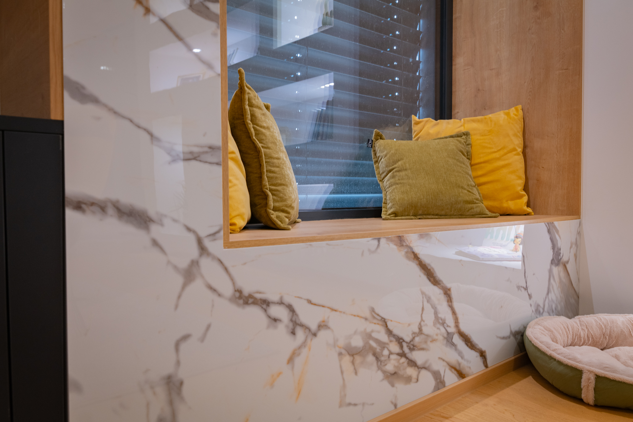 Elegantna dnevna soba z unikatnimi detajli 2