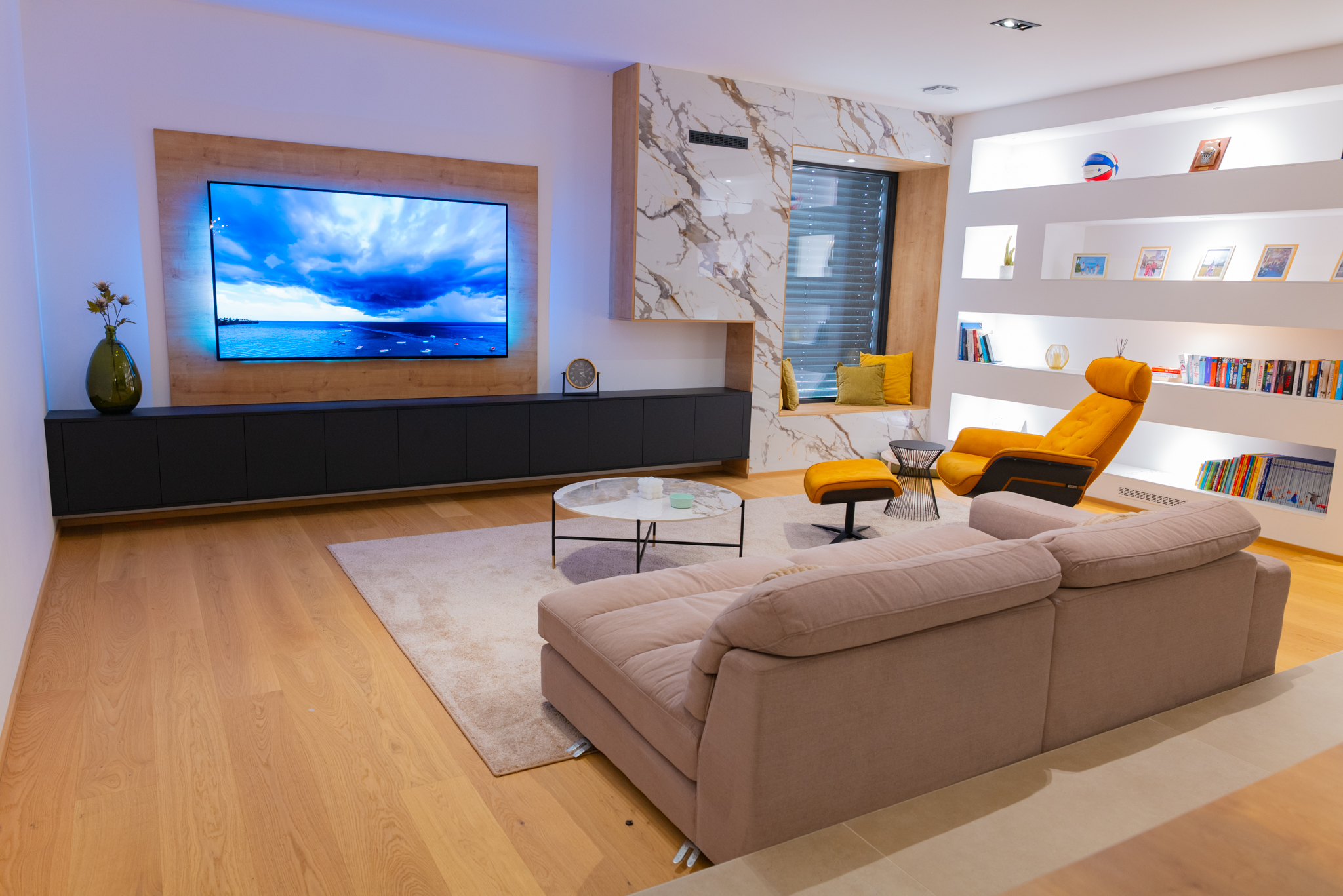 Elegantna dnevna soba z unikatnimi detajli 4