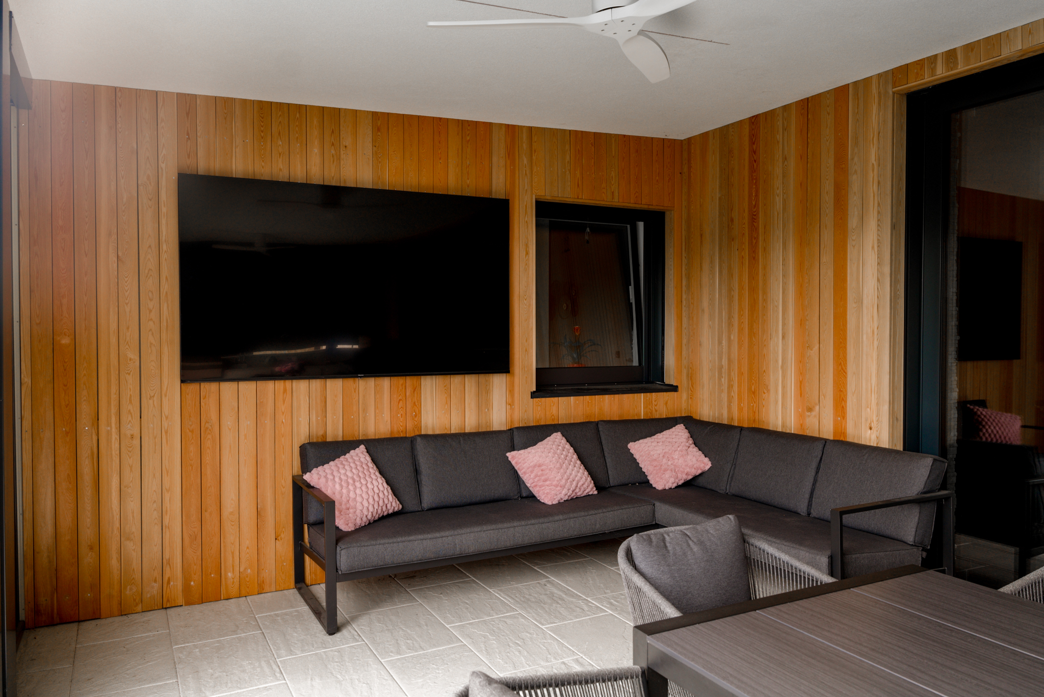 Lesena stenska obloga za topel ambient 1