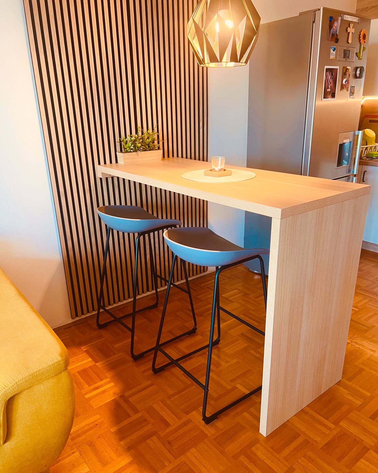 Barska miza po meri z dekorativnim lesenim panelom