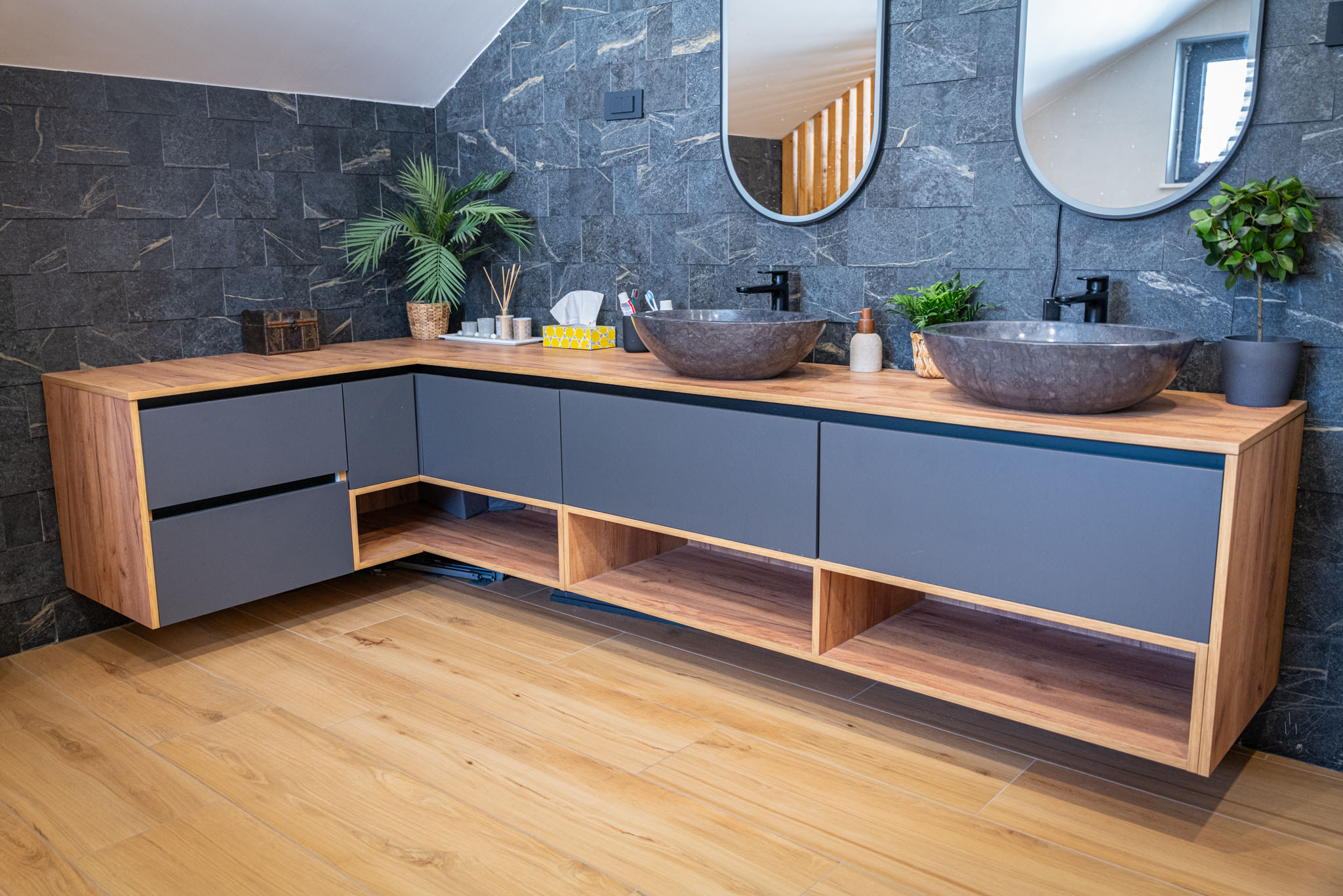 Kopalniško pohištvo z naravnim značajem