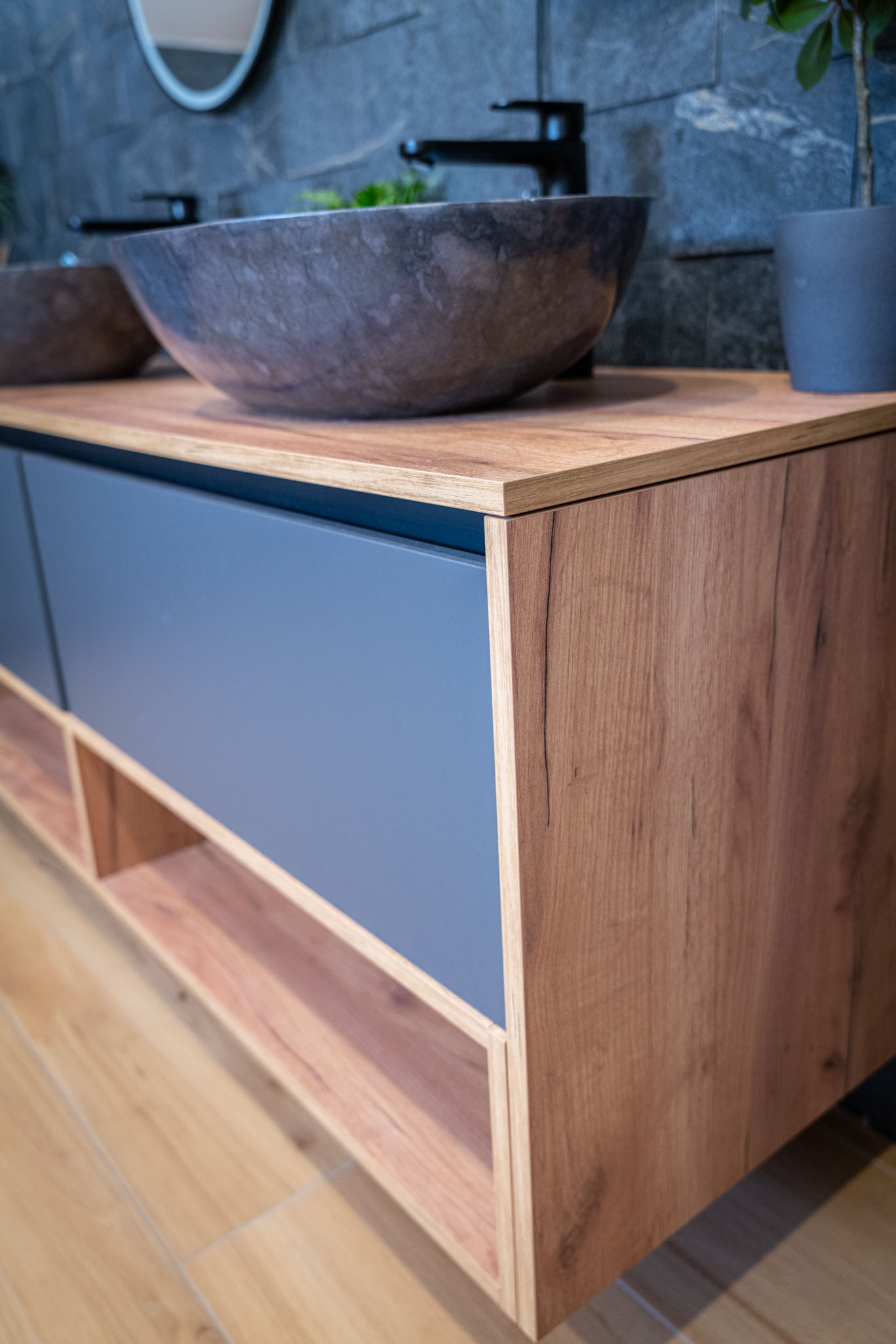 Kopalniško pohištvo z naravnim značajem 2