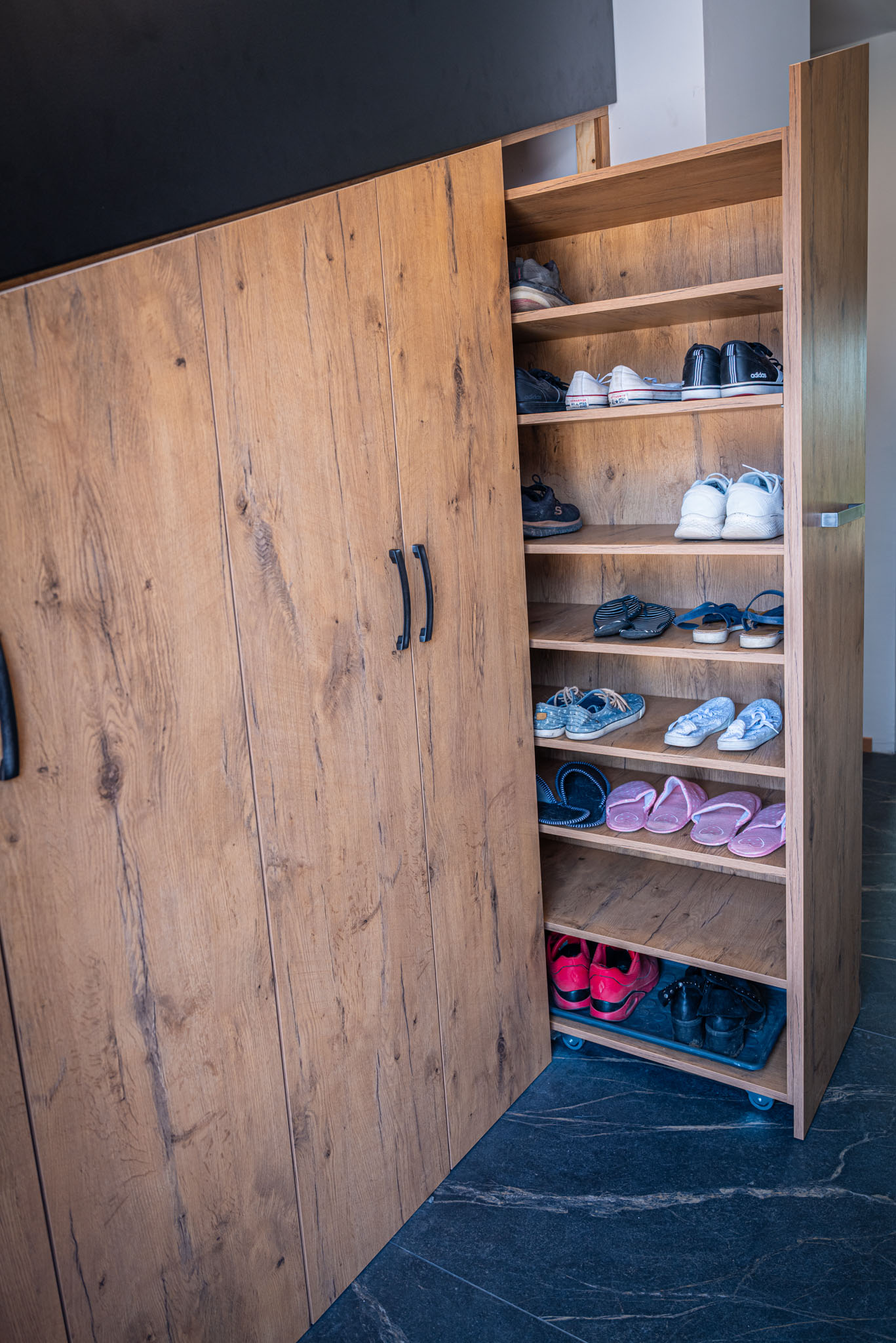 Vgradna omara pod stopnicami z izvlečno polico za obutev