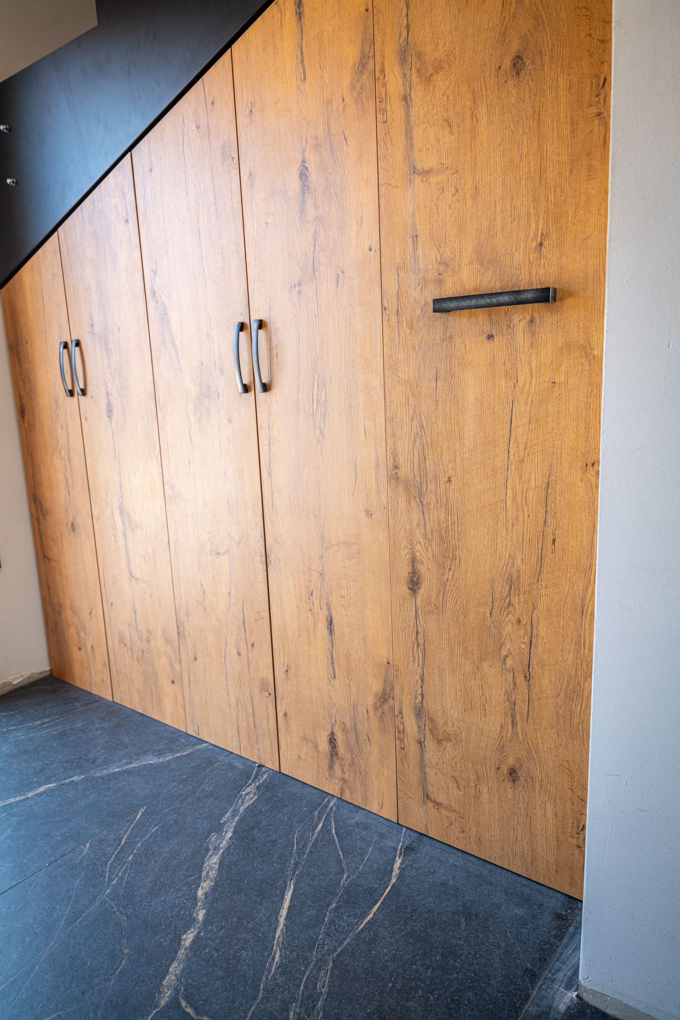 Vgradna omara pod stopnicami z izvlečno polico za obutev 1