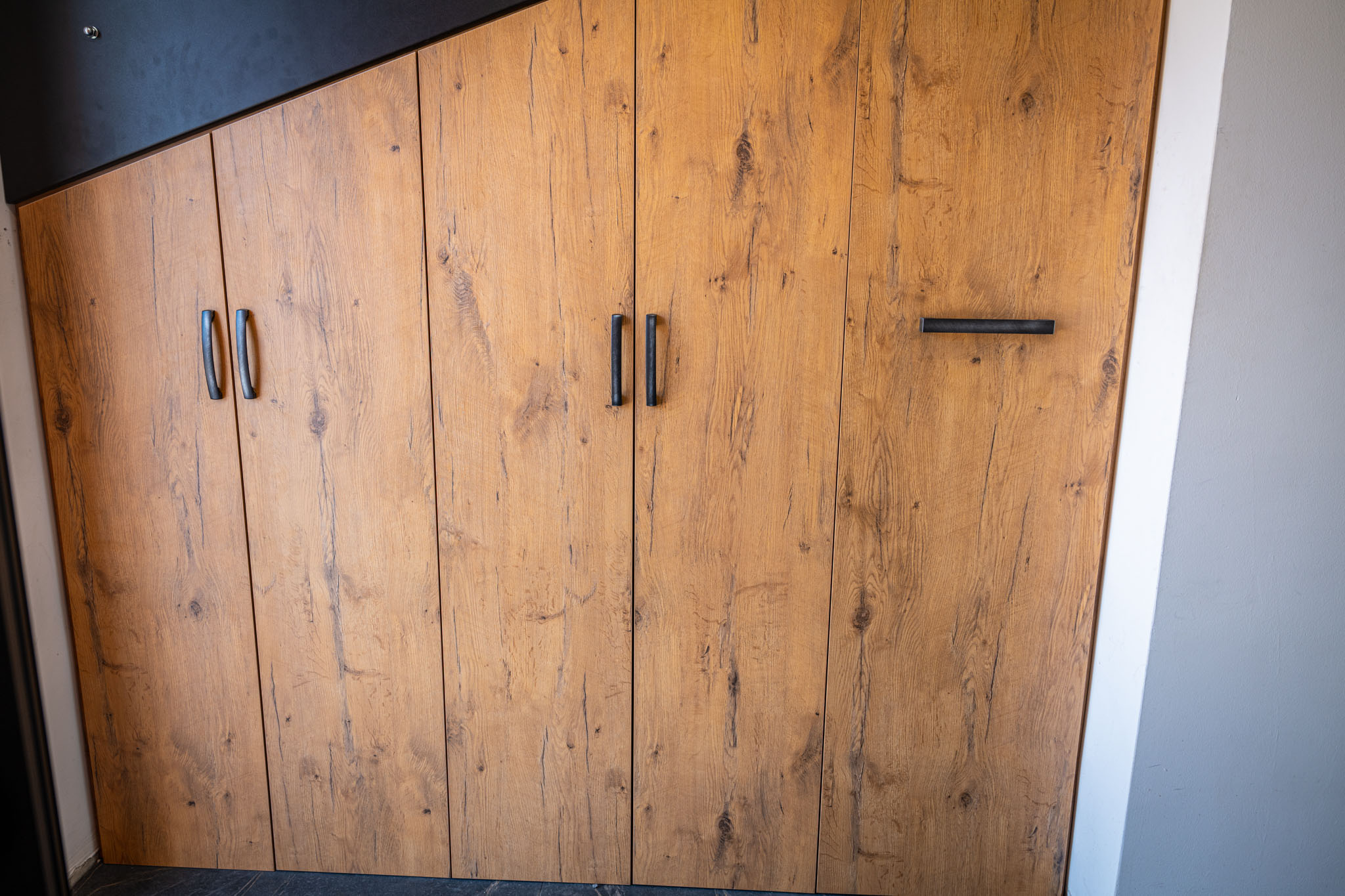 Vgradna omara pod stopnicami z izvlečno polico za obutev 3